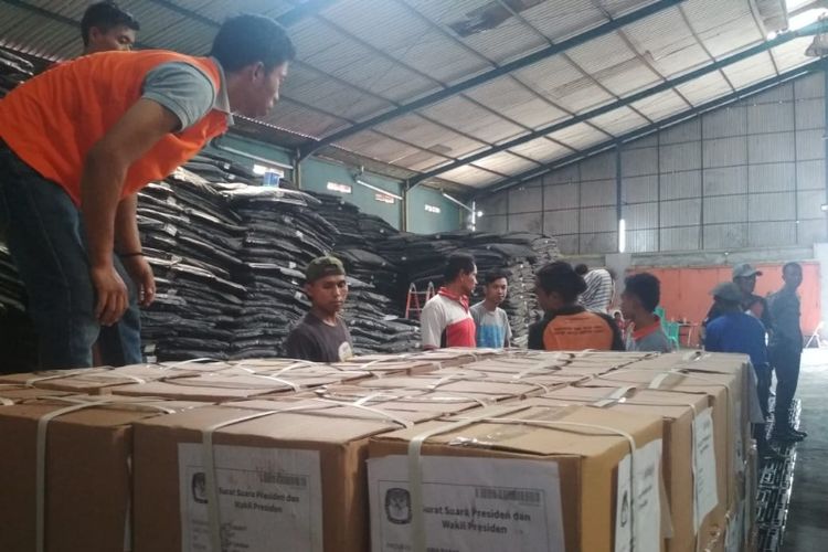 Surat suara yang baru tiba langsung disimpan di gudang KPU Garut, Jumat (29/3/2019)