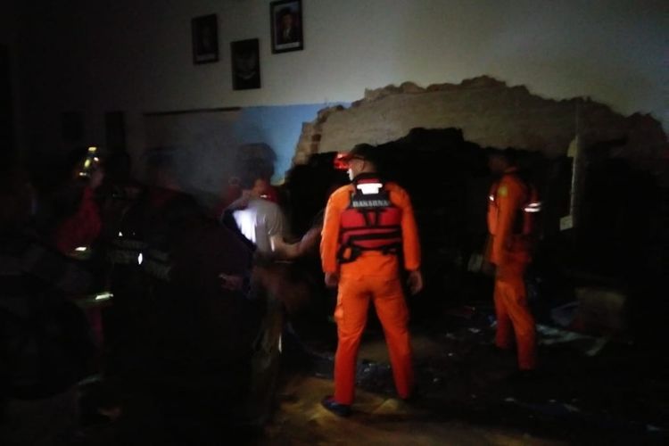 Tim SAR Jabar saat melakukan penyisiran dalam insiden banjir di Ujungberung, Bandung, Senin (1/4/2019).