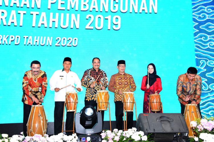 Gubernur Jawa Barat Ridwan Kamil bersama Menteri Pariwisata Arief Yahya dan sejumlah pejabat lainnya saat membuka kegiatan Musrenbang RKPD Tahun 2020 di The Trans Luxury Hotel, Jalan Gatot Subroto, Selasa (2/4/2019).