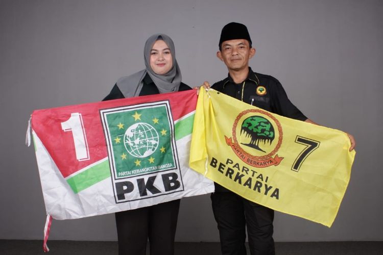 Azam dan istrinya bersama bendera partainya