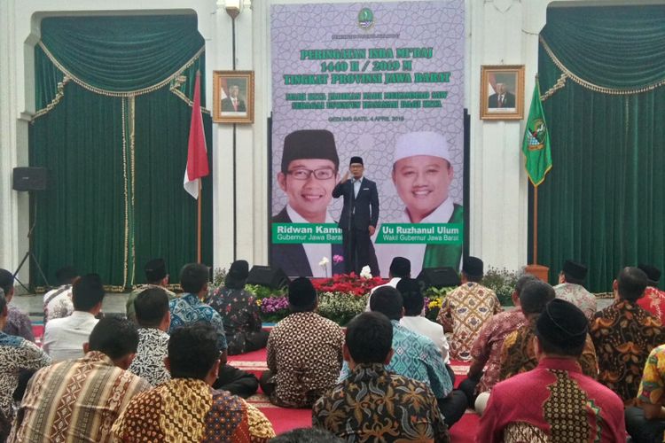 Gubernur Jawa Barat Ridwan Kamil saat berpidato dalam kegiatan peringatan Isra Miraj di Gedung Sate, Jalan Diponegoro, Kamis (4/4/2019).