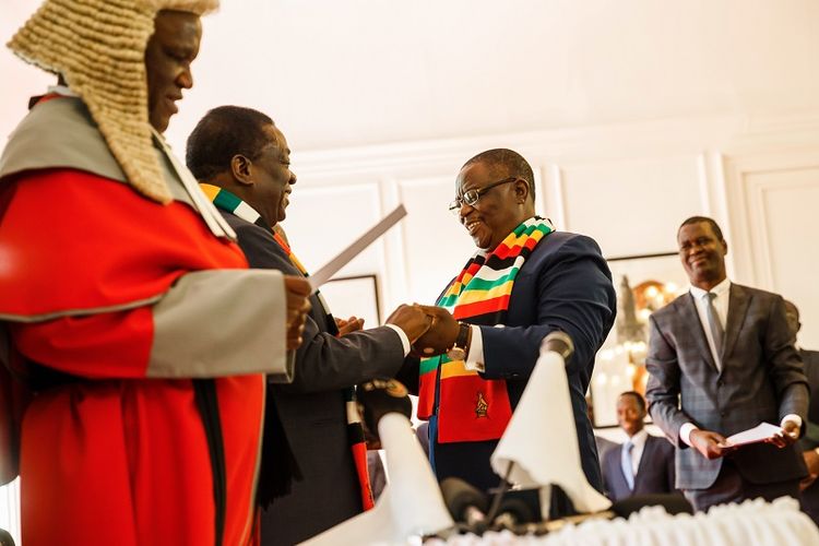 Para hakim di Zimbabwe masih mengenakan wig tradisional peninggalan masa kolonial saat memimpin sidang atau acara lainnya. Dalam foto ini hakim agung Luke Malaba sedang mengambil sumpah wakil presiden Constantino Chiwenga pada 30 Agustus 2018. 