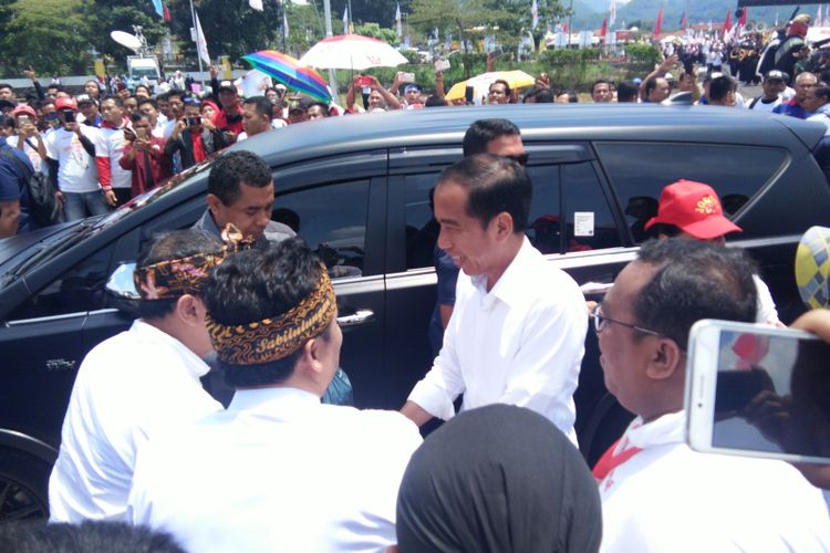Calon Presiden nomor urut 1 Joko Widodo hadir dalam kegiatan Apel Akbar yang digelar relawan buruh di Dome Sabilulungan, Kabupaten Bandung, Jawa Barat, Selasa (9/4/2019).