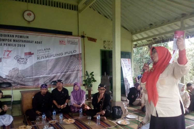 Seorang anggota PPS mensosialisasikan cara memilih pada masyarakat Kampung adat Pulo dihadapkan ketua KPU Garut dan Komisioner KPU Jawa Barat, Selasa (9/4/2019)