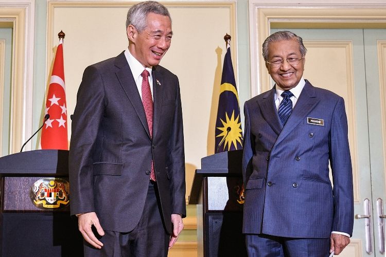 Perdana Menteri Malaysia Mahathir Mohamad (kanan) dan Perdana Menteri Singapura Lee Hsien Loong tersenyum selama konferensi pers bersama di Putrajaya pada 9 April 2019. (AFP)