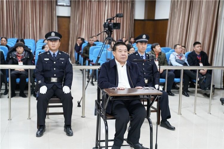 Yang Guowen (58) dinyatakan bersalah menerima suap dan dijatuhi hukuman penjara 18 tahun.