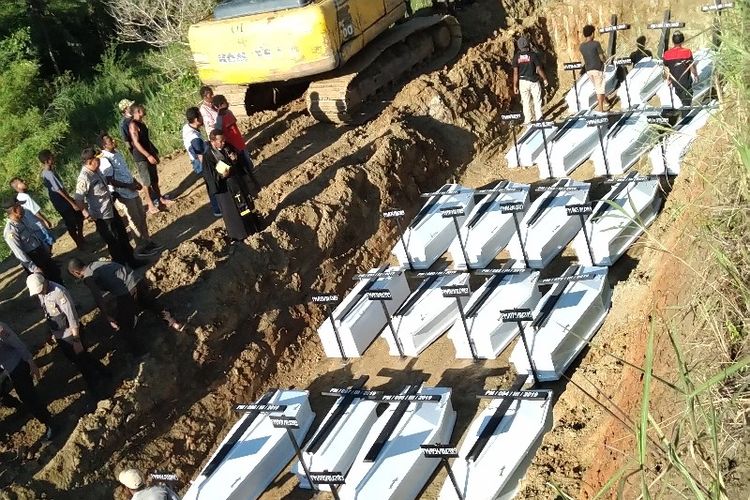 Proses pemakaman massal 20 jenazah korban bencana banjir bandang Kabupaten Jayapura, Papua, yang tidak dapat diidentifikasi Tim DVI Polda Papua (27/03/2019)