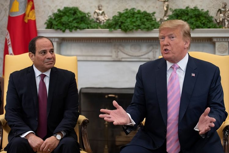 Presiden AS Donald Trump berbicara selama pertemuan dengan Presiden Mesir Abdel Fattah el-Sisi di Oval Office di Gedung Putih di Washington DC, pada Selasa (9/4/2019). (AFP/JIM WATSON)