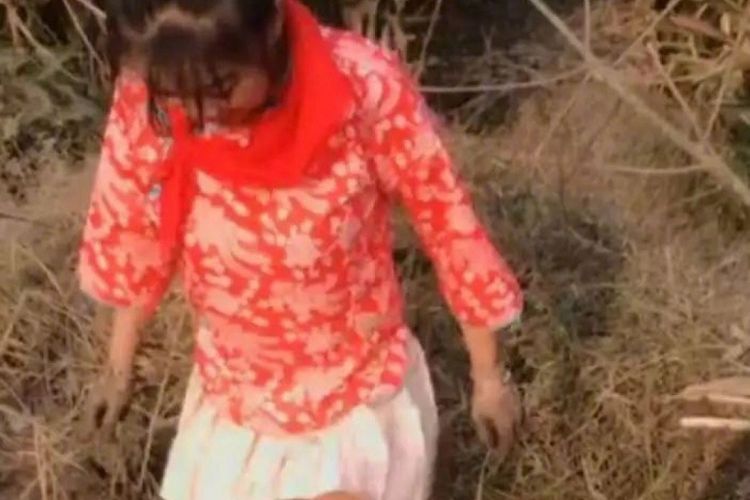 Dalam foto yang diambil dari sebuah video ini terlihat gadis itu mengenakan syal merah yang dianggap sebagai lambang revolusi di China.