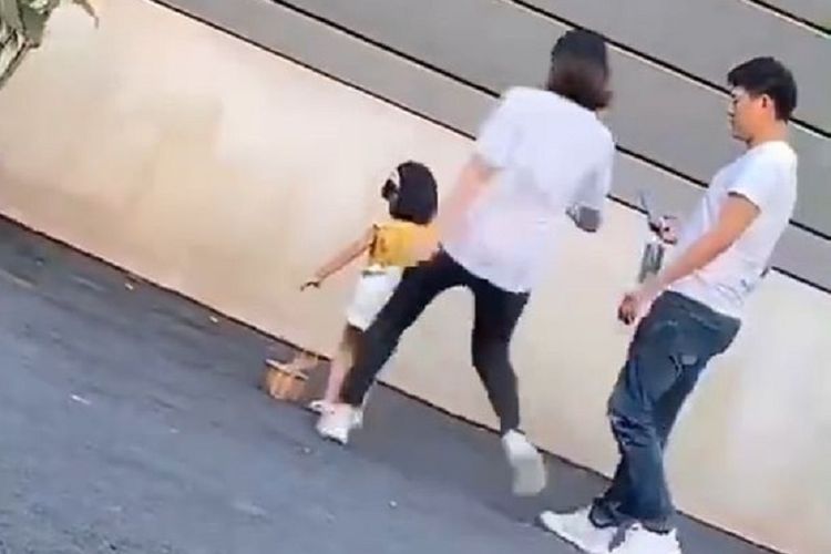 Potongan video yang memperlihatkan ketika bocah berusia tiga tahun ditendang oleh ibunya di China saat sesi pemotretan.