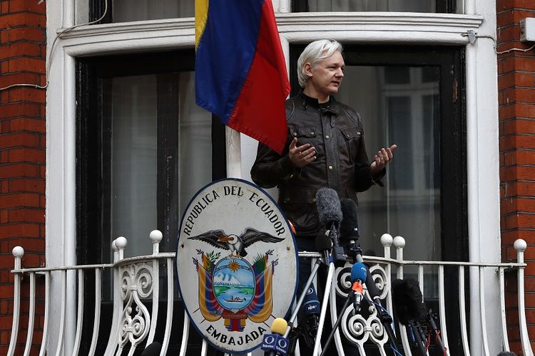 Dalam foto yang diambil pada 19 Mei 2017 ini terlihat pendiri Wikileaks Julian Assange berbicara kepada jurnalis di balkon Kedubes Ekuador di London. 