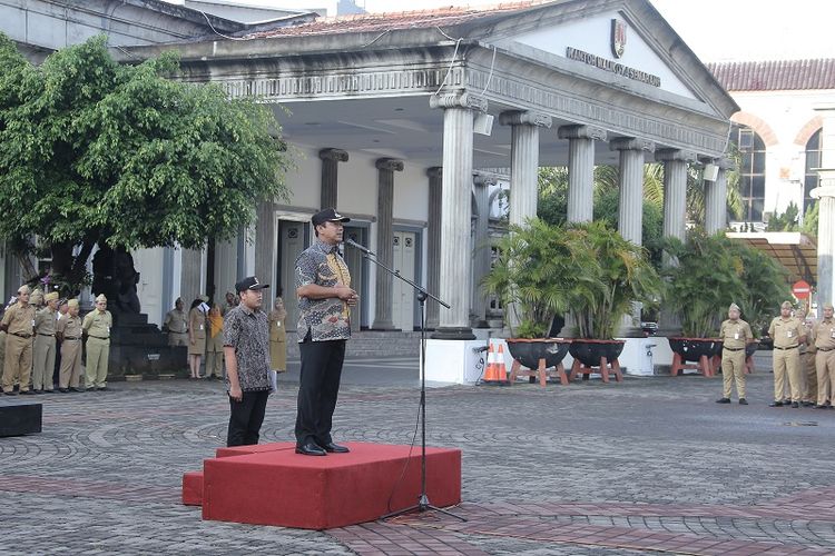 Wali Kota Semarang Hendrar Prihadi meminta seluruh Pegawai Negeri Sipil (PNS) Pemerintah Kota (Pemkot) Semarang untuk turun mengawal proses Pemilu saat memimpin apel di Halaman Balai Kota Semarang, Senin (15/4/2019).