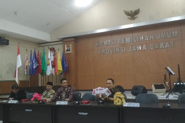 Anggota KPU Jawa Barat Endun Abdul Haq saat memberikan keterangan soal kesiapan Pemilu 2019 di Kantor KPU Jabar, Jalan Garut, Kota Bandung, Senin (15/4/2019).