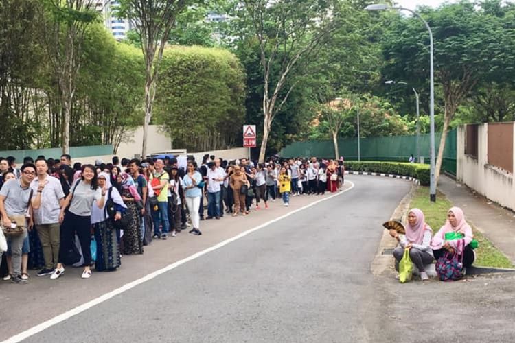 Warga Negara Indonesia berbondong-bondong mengantri untuk mencoblos di Kedutaan Besar Republik Indonesia (KBRI) di Singapura, Minggu (14/04)
