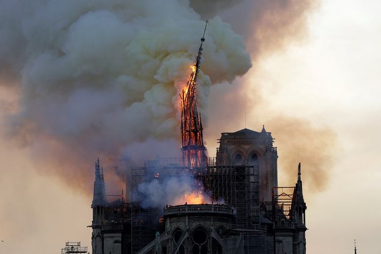 Puncak menara Katedral Notre-Dame, Paris, Perancis runtuh akibat kebakaran yang terjadi sejak Senin (15/4/2019) sore waktu setempat.