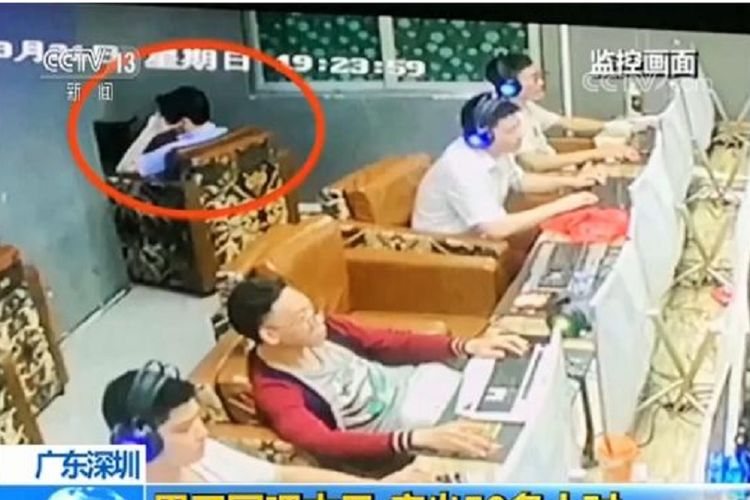 Gambar yang dilingkari merah menunjukkan seorang pria menopangkan tangannya di sebuah warnet di China. Pria itu segera dilarikan ke rumah sakit setelah diketahui terkena stroke dan lumpuh.