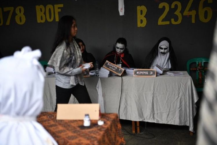 Panitia Tempat Pemungutan Suara (TPS) 073 yang berlokasi di Lebak Bulus, Jakarta Selatan, berdandan ala Valak hingga Vampir untuk menarik pemilih.