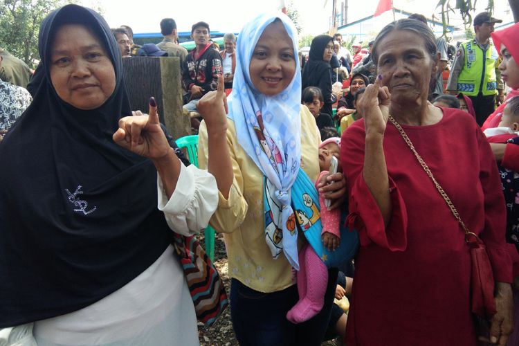 Warga korban banjir di Baleendah, Kabupaten saat menunjukan kelingkingnya usai menggunakan hak pilihnya pada Pemilu 2019.