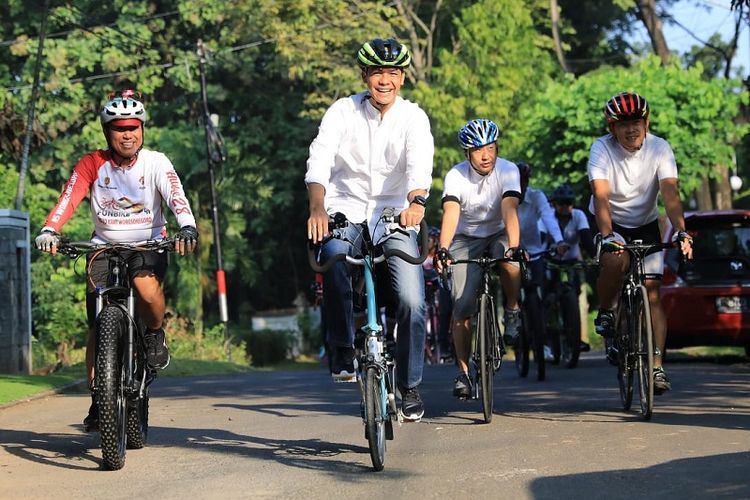Selain berangkat bersama keluarganya, Ganjar juga didampingi oleh para anggota komunitas sepeda dengan cara gowes bersama. 