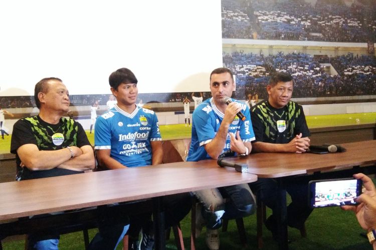 Pemain baru Persib Artur Gevorkyan saat menjalani sesi konferensi pers di Graha Persib, Jalan Sulanjana, Kamis (18/4/2019).