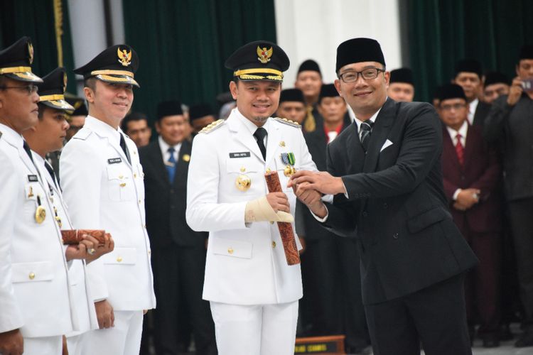 Gubernur Jawa Barat Ridwan Kamil bersama Wali Kota Bogor Bima Arya dalam acara pelantikan kepala daerah di Gedung Sate, Jalan Diponegoro, Sabtu (20/4/2019).