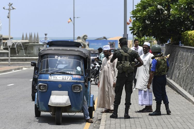 Tentara Sri Lanka melakukan pemeriksaan di sebuah ruas jalan di Kolombo pada Kamis (25/4/2019). Keamanan diperketat di negeri itu menyusul serangkaian ledakan di Minggu Paskah lalu. 