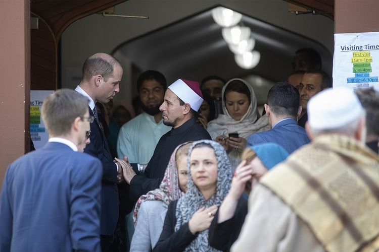 Imam Gamal Fouda (tengah) mengucapkan selamat tinggal kepada Pangeran William setelah kunjungannya di Christchurch, Selandia Baru, Jumat (26/4/2019). (AFP/POOL/Joseph Johnson)