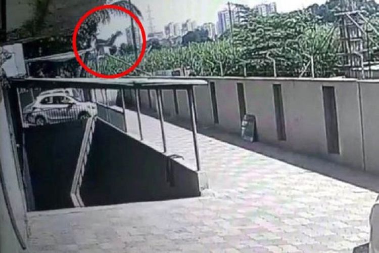Rekaman kamera CCTV menunjukkan momen ketika gadis 13 tahun bernama Hetal Rathod jatuh dari lantai 12 apartemen di Surat, India, dan menghantam atap di bawahnya.