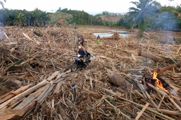 Sisa material akibat banjir di Kabupaten Bengkulu Tengah