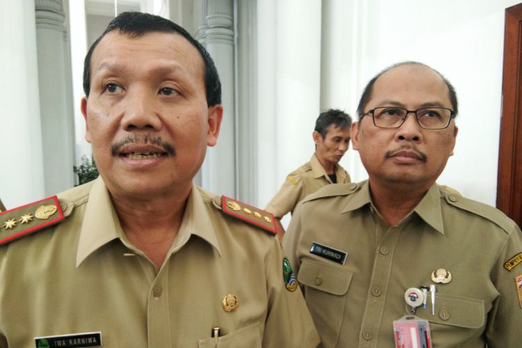 Sekretaris Daerah Jawa Barat Iwa Karniwa bersama Sekretaris Badan Kerjasama Pembangunan (BKSP) Jabodetabekjur Tri Kurniadi usai pertemuan membahas ragam kerja sama lintas daerah di Gedung Sate, Jalan Diponegoro, Senin (29/4/2019).