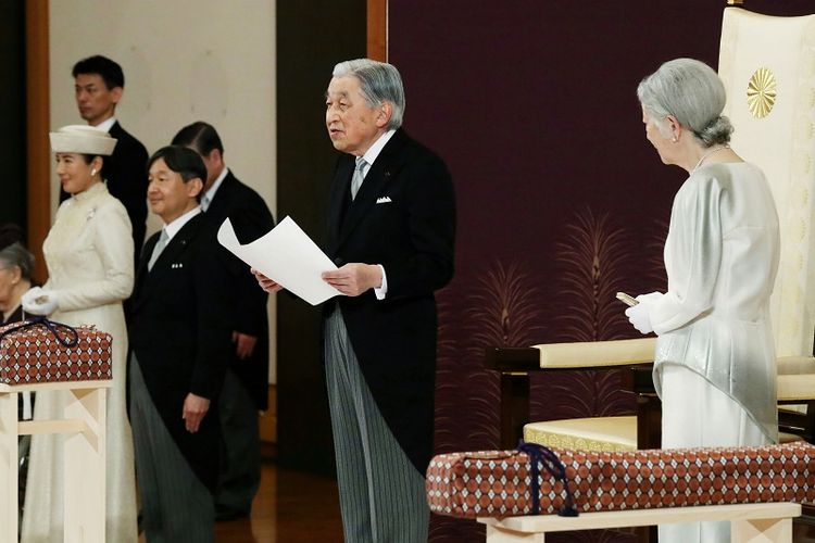 Kaisar Jepang Akihito (tengah) menyampaikan pidatonya dengan ditemani Permaisuri Michiko (kanan), Pangeran Mahkota Naruhito (dua dari kiri) dan Putri Mahkota Masako (kiri) dalam upacara turun takhta di di Istana Kekaisaran di Tokyo pada Selasa (30/4/2019). (AFP/JAPAN POOL)
