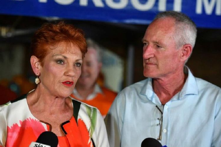 Caleg di Australia Steve Dickson (kanan) bersama pemimpin partai One Nation Pauline Hanson (kiri). (AAP/Mick Tsikas)