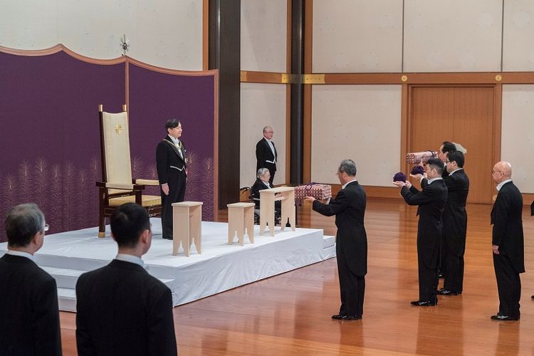 Kaisar Jepang Naruhito menghadiri sebuah ritual yang disebut Kenji-to-Shokei-no-gi, sebuah prosesi untuk menerima warisan benda pusaka and segel kekaisaran. Ritual ini digelar di Istana Kekaisaran Tokyo, Rabu (1/5/2019). 