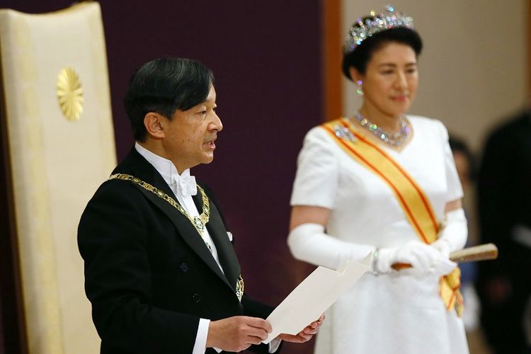 Kaisar baru Jepang, Naruhito (kiri), menyampaikan pidatonya ketika Permaisuri Masako (kanan) yang baru berdiri di sampingnya setelah upacara naik takhta di ruang negara Matsu-no-Ma di dalam Istana Kekaisaran di Tokyo pada Rabu (1/5/2019). (AFP/Japan Pool)