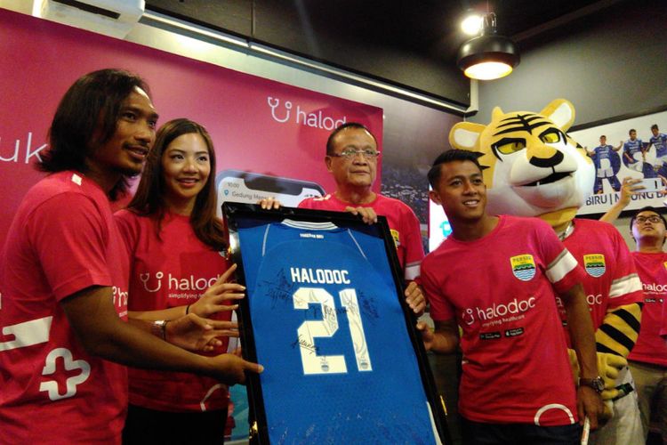 Jajaran petinggi dan pemain Persib Bandung saat hadir dalam acara peresmian kerja sama bersama sponsor baru di Graha Persib, Jalan Sulanjana, Kamis (2/5/2019). 