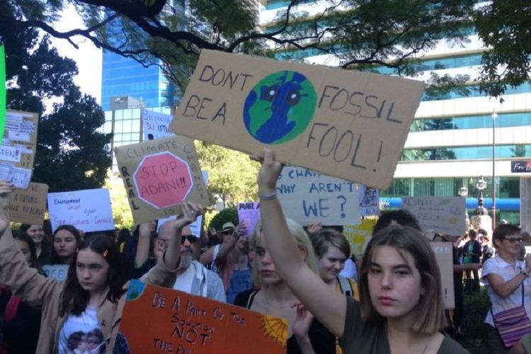 Ratusan murid sekolah melakukan unjuk rasa di ibu kota Australia Barat, Perth. (ABC News/David Weber)