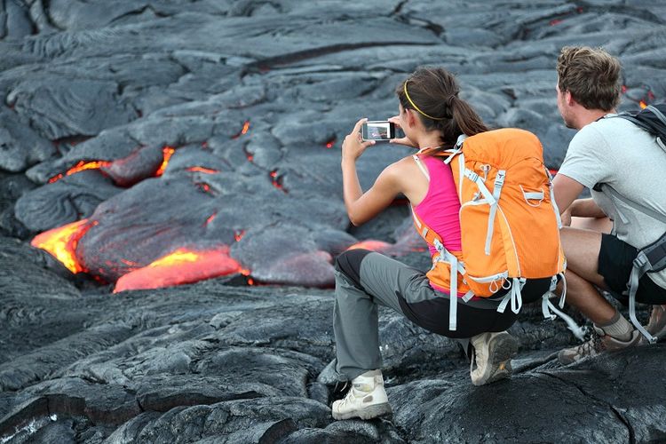 Turis menyaksikan aliran lava dari gunung Kilauea, Hawaii, Amerika Serikat.