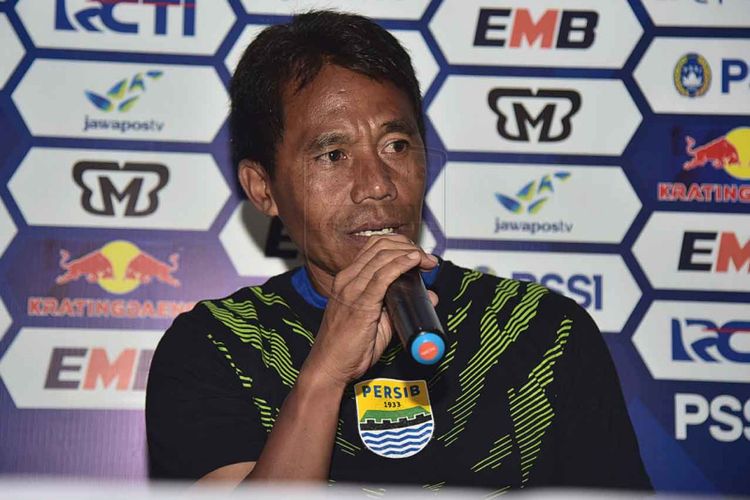 Asisten Pelatih Persib Bandung Budiman saat menghadiri sesi konferensi pers jelang laga kontra Borneo FC di Graha Persib, Jalan Sulanjana, Jumat (3/5/2019).