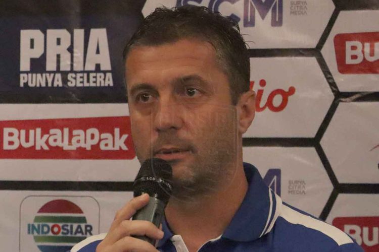 Mantan Pelatih Persib Bandung Miljan Radovic saat menghadiri sesi konferensi pers beberapa waktu lalu. 