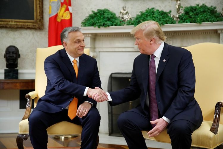 Presiden AS Donald Trump menyambut Perdana Menteri Hungaria Viktor Orban di Kantor Oval di Gedung Putih di Washington DC, Senin (13/5/2019). (REUTERS/Carlos Barria)