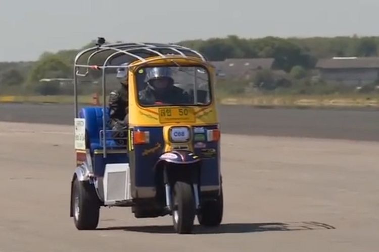 Kendaraan roda tiga khas Thailand, tuk tuk, ini memecahkan rekor dunia dengan melaju kecepatan 119.5 km/jam, di Elvington Airfield, dekat York, Inggris, Senin (13/5/2019). (Euro News)