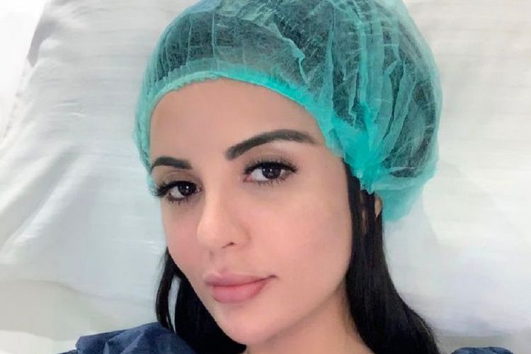 Jennifer Pamplona. Seorang perempuan asal Sao Paulo, Brasil, yang menjalani operasi plastik setelah disamakan dengan Kim Kardashian dan demi memenuhi keinginan terakhir pacarnya.