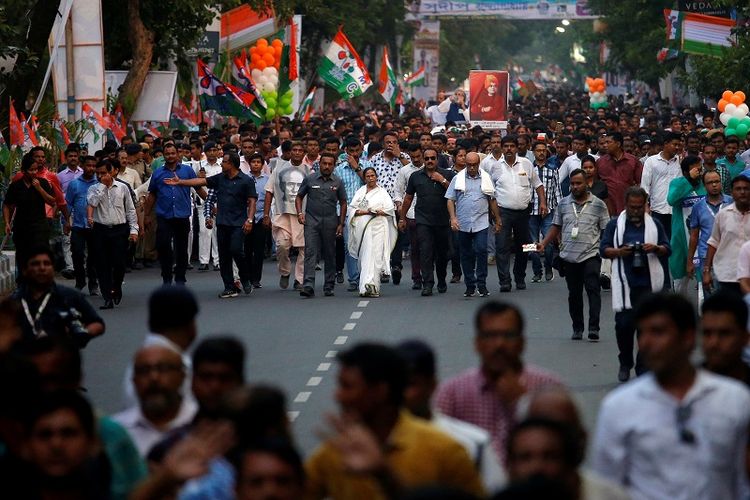 Kepala Menteri Bengal Barat Mamata Banerjee berjalan dengan para pendukungnya saat mengambil bagian dalam aksi protes setelah patung Ishwar Chandra Vidyasagar rusak dalam bentrokan antara pendukung partainya Kongres Trinamoo dan Bharatiya Janata Party (BJP), di Kolkata, India, 15 Mei 2019. (REUTERS/Rupak De Chowdhur)
