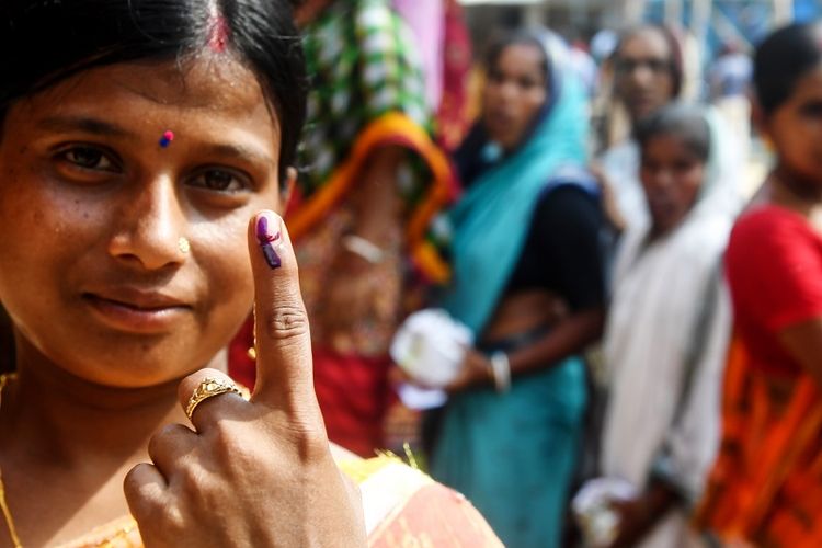 Seorang pemilih di India memperlihatkan tinta pada jarinya setelah menggunakan hak pilihnya di Pulau Ghoramara, pada 19 Mei 2019. (AFP/DIBYANGSHU SARKAR)
