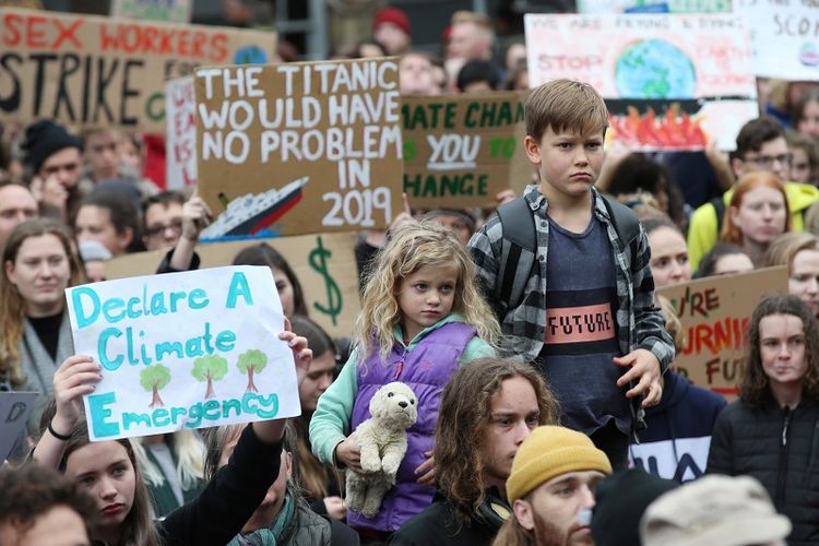 Para pengunjuk rasa mengambil bagian dalam unjuk rasa bertajuk Climate Rally, di Melbourne, Australia, Jumat (24/5/2019). (AAP Image/David Crosling /via REUTERS)