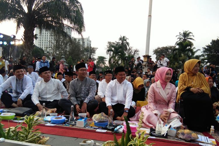 Gubernur Jawa Barat Ridwan Kamil bersama para pejabat Pemprov Jabar saat hadir dalam kegiatan Buka Bersama on the Street di halaman Gedung Sate, Jalan Diponegoro, Sabtu (25/5/2019).