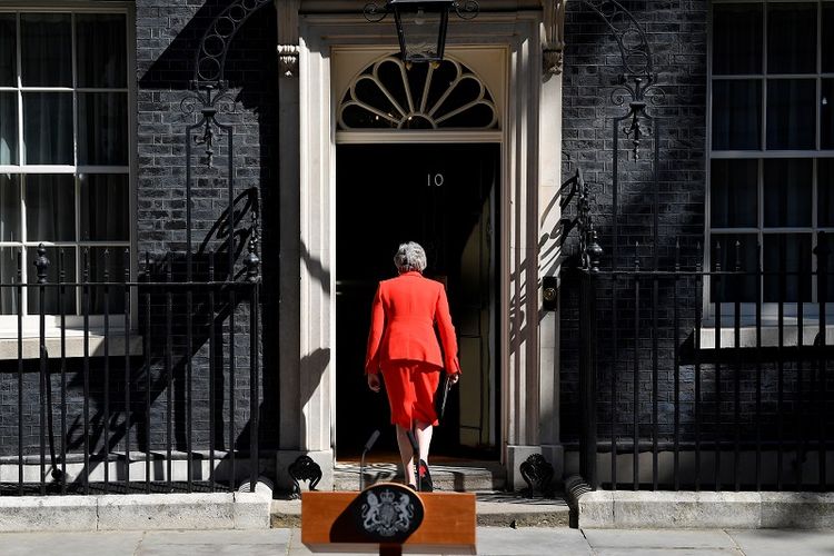 Perdana Menteri Inggris Theresa May setelah menyampaikan pernyataan di London, Inggris, Jumat (24/5/2019). (REUTERS/Toby Melville)