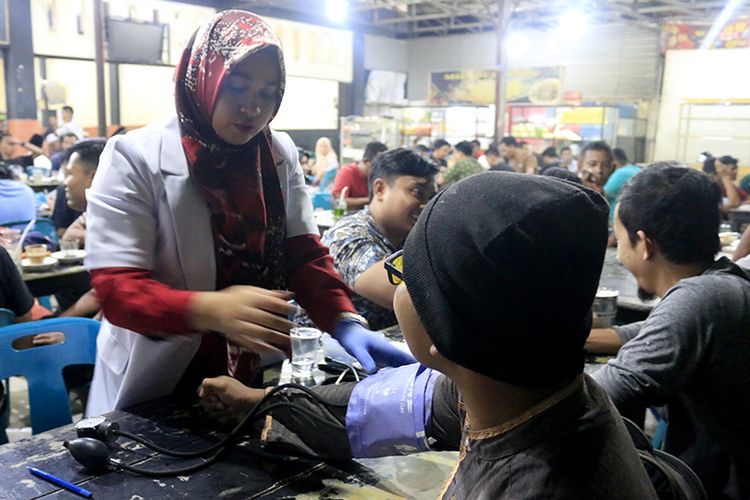 Petugas dari Palang Merah Indonesia (PMI) Kota Banda Aceh sedang menawarkan kesediaan pendonor darah yang sedang nongkrong di warung kopi yang berada kawasan Darussalam , Kota Banda Aceh, Sabtu 925/05/2019).