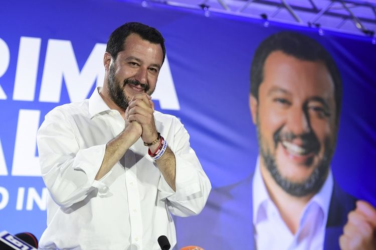 Wakil Perdana Menteri dan Menteri Dalam Negeri Italia Matteo Salvini tiba untuk menyampaikan konferensi pers setelah pengumuman hasil awal pemilihan parlemen Eropa pada 26 Mei 2019, di markas besar Lega di Milan. (AFP/Miguel Medina)
