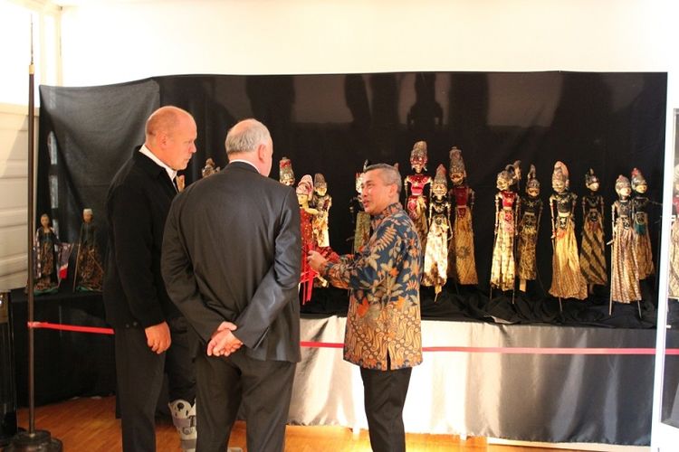 Kepala Perwakilan RI di Hamburg Konjen Dr. Bambang Susanto didampingi pihak Museum IFICAH sedang menjelaskan filosofi wayang golek yang dipamerkan kepada Tamu Kehormatan Head of Senate Chancellery of Hamburg, Jan Pörksen. (KJRI Hamburg)